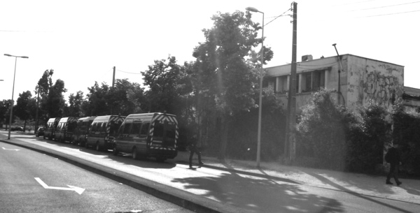 fourgons de gardes mobiles devant l'espace autogéré, 2 juin 2012